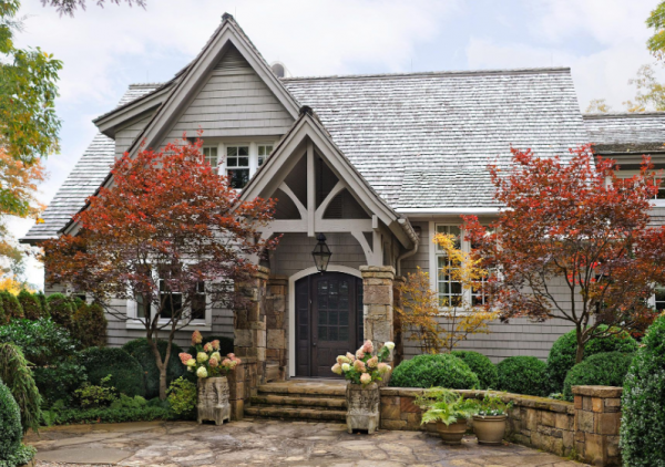 Rumah dengan nuansa warna klasik seperti putih, krem, atau abu-abu untuk mencerminkan keanggunan Eropa klasik